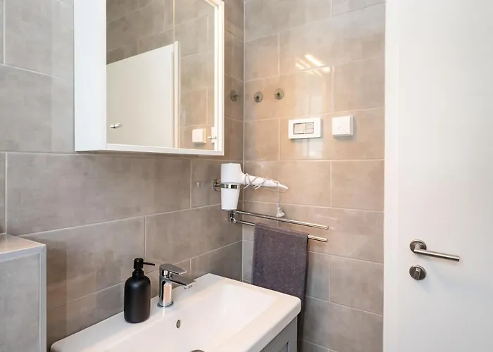Apartment Three Seas *
