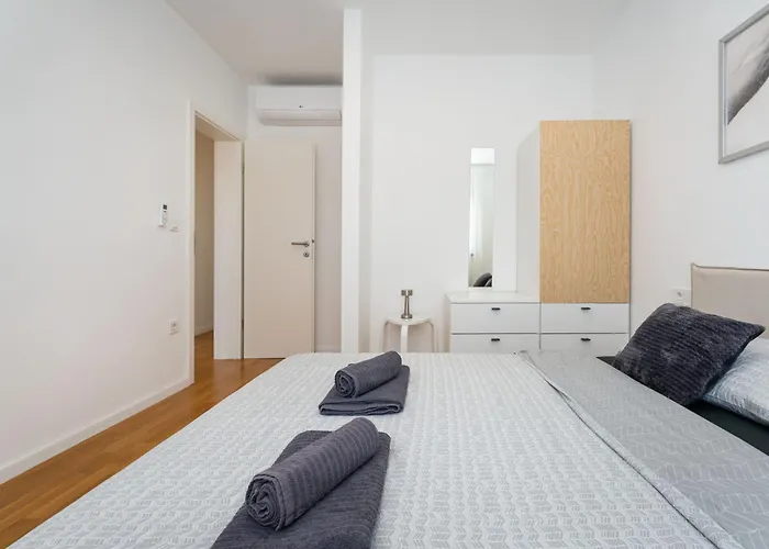 Apartment Three Seas *