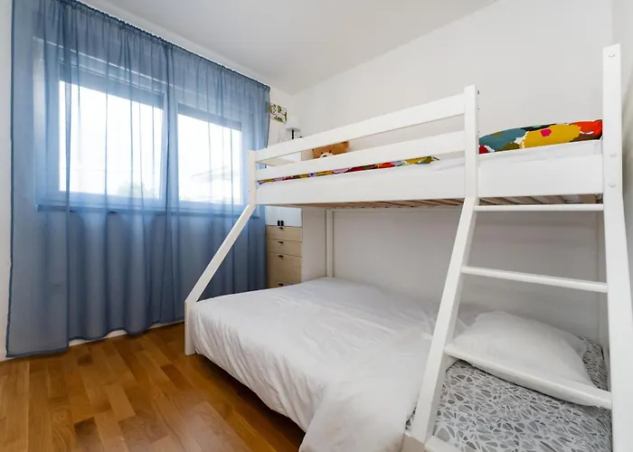 Three Seas Apartment *